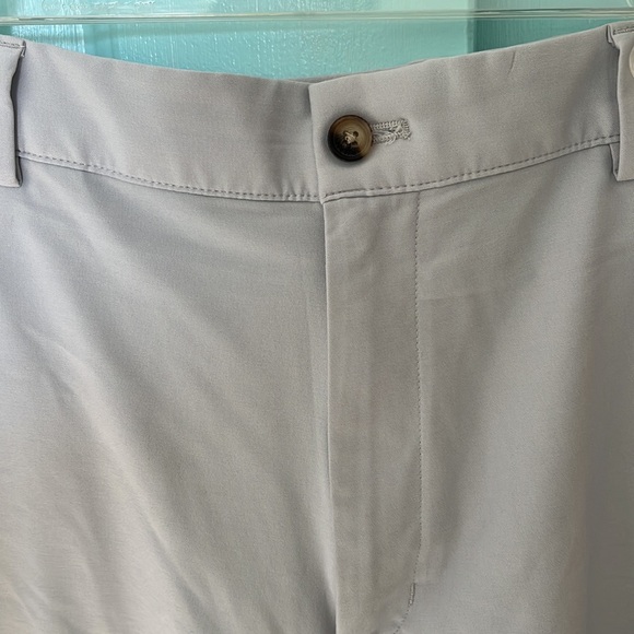 Greg Norman 9in Tech Short in Light Grey - Picture 2 of 7